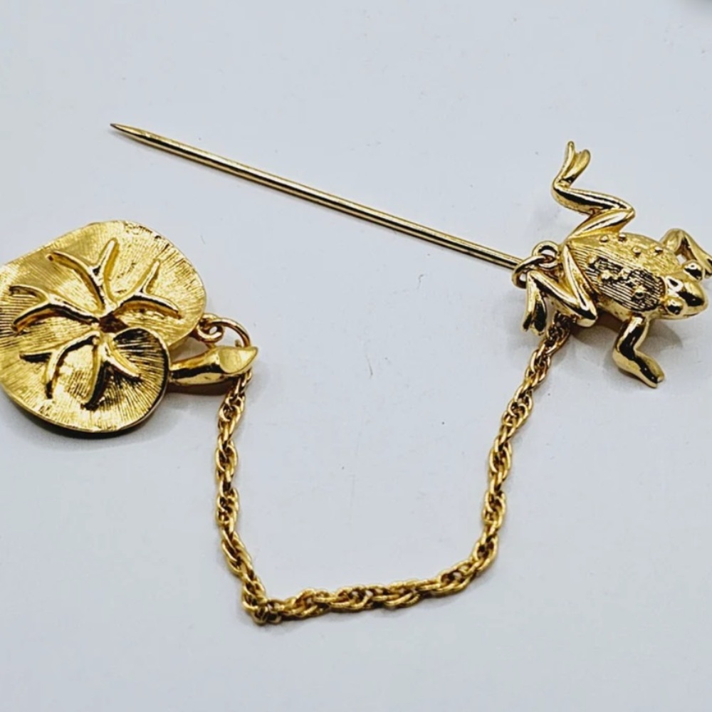 Vintage Trifari Gold Plated Frog and Lily Pad Stick Brooch - Picture 6 of 10